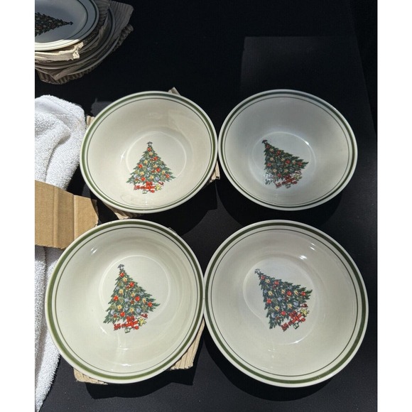 EHI YULETIDE China 16 Piece Set 4 Piece Place Setting Missing 1 Cup Original Box - Picture 2 of 12